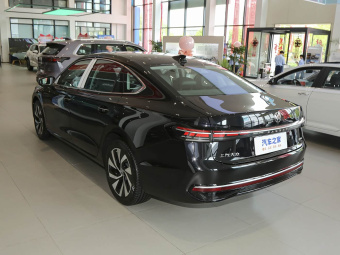 VW Passat 2025 Pro 300TSI Dragon Edition
